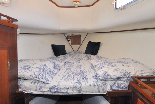 The forward cabin is a large double when the  center setion is fitted.