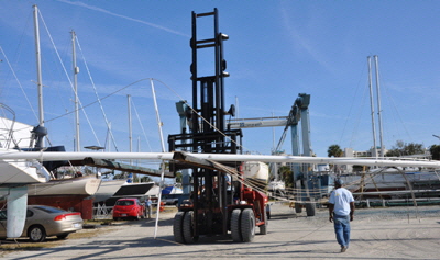 Moving the mainmast to prepared stands.