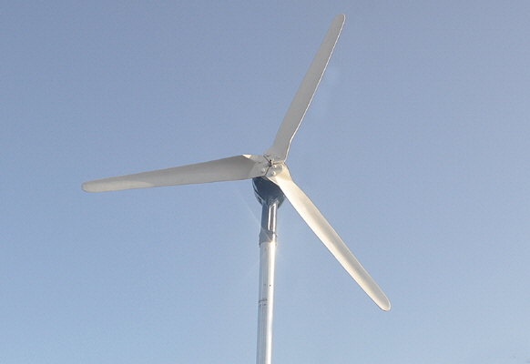 The Kiss wind generator is mounted on a pole on the stern.