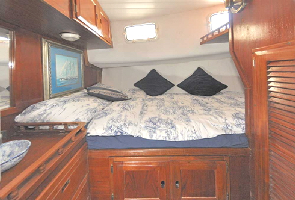 The port side cabin was completely changed from the small size bed in the original boat. I tnow has a  double bed and more storage lockers.