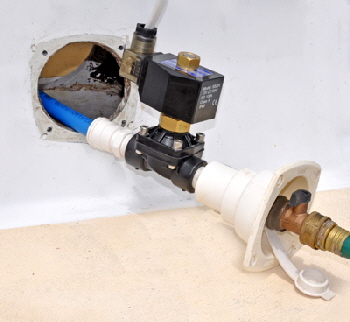 This shows the shut-off valve and the pressure reducing valve.HR