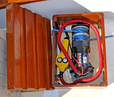 Dinghy hoist box